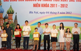 Khen thưởng con em cán bộ đạt thành tích xuất sắc trong học tập