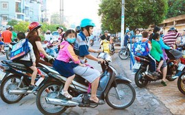 TP HCM: Phạt trường hợp chở trẻ em không đội mũ bảo hiểm