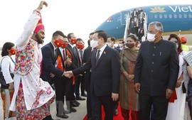 Top legislator begins official visit to India