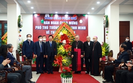 Deputy PM Pham Binh Minh offers Chrismas greetings to Catholics in Hue