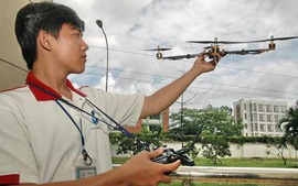 Rô-bốt bay giám sát của sinh viên Việt Nam
