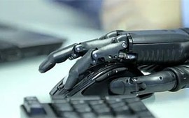 Tay máy có thể “nhích” chuột