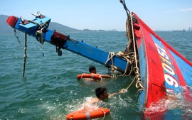 遭中国船只撞沉的越南渔船已被打捞上岸