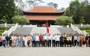 Khối thi đua 5 của Văn phòng Chính phủ dâng hương tưởng nhớ Bác Hồ tại K9