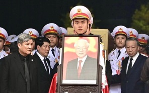 Người dân nghẹn ngào tiếc thương, tiễn đưa Tổng Bí thư Nguyễn Phú Trọng về nơi an nghỉ cuối cùng 