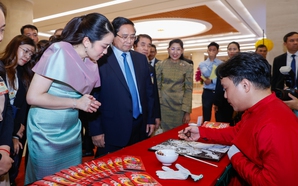 Vietnamese, Thai Prime Ministers contemplate Vietnamese handicraft products