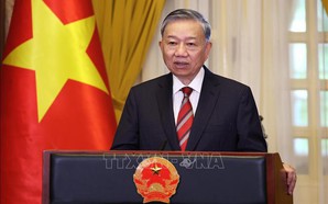 Politburo sets up central steering committee for improving legislation
