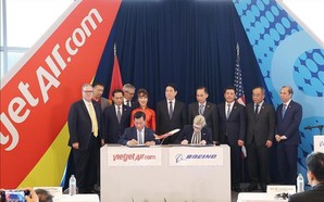 Boeing hands over first of 200-aircraft contract to Vietjet