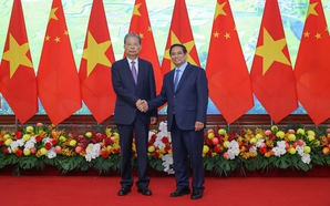Prime Minister receives top Chinese legislator in Ha Noi