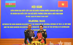 Minister Phan Van Giang holds talks with Azerbaijani counterpart