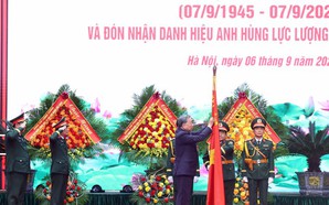 General Secretary presents 'Hero of the People’s Armed Forces' title to VPA’s General Staff