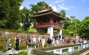 河内旅游业加速接待年底的大量游客