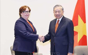越共中央总书记苏林会见芬兰共产党总书记蒂娜·桑德伯格
