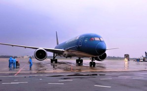 First regular non-stop flight from U.S. lands in Viet Nam