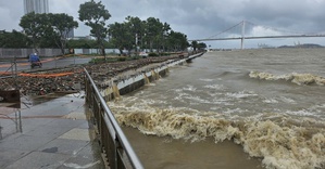 Triều cường dâng cao, sóng lớn tràn vào vùng ven bờ Đà Nẵng