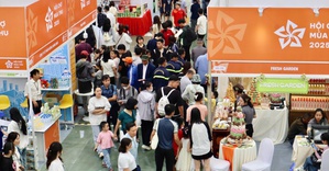 Đông đảo người dân đổ về Hội chợ mùa Thu ngày đầu mở cửa