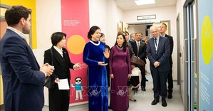 Phu nhân Ngô Phương Ly thăm Bệnh viện Nhi Evelina London