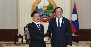 Phó Thủ tướng Hồ Đức Phớc hội kiến Thủ tướng Lào Sonexay Siphandone