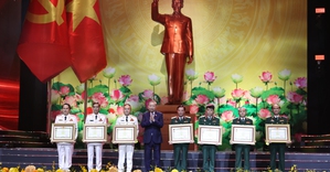Lãnh đạo Đảng, Nhà nước trao danh hiệu Anh hùng tặng các tập thể, cá nhân