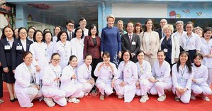 Hoàng hậu Bỉ Mathilde thăm Bệnh viện Nhi Trung ương