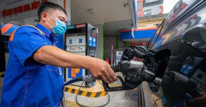 Giá xăng giảm, dầu tăng