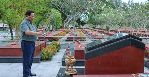 Thủ tướng dâng hương tưởng nhớ Chủ tịch Hồ Chí Minh và các anh hùng, liệt sĩ