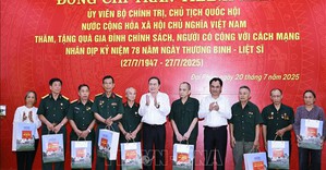 Chủ tịch Quốc hội tri ân các anh hùng liệt sĩ, người có công tại tỉnh Thái Nguyên