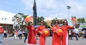 Người dân say mê chiêm ngưỡng khí tài quân sự tại Triển lãm thành tựu đất nước