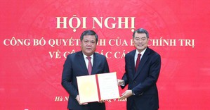 Đồng chí Lê Minh Hưng trao Quyết định của Bộ Chính trị chuẩn y đồng chí Trần Phong giữ chức Bí thư Tỉnh uỷ Khánh Hoà