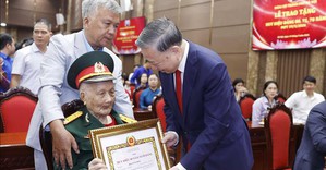 Kết luận của Bộ Chính trị về trao tặng Huy hiệu 80 năm tuổi Đảng trở lên