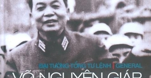 Tái bản sách ảnh "Đại tướng Tổng tư lệnh Võ Nguyên Giáp"