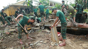 Chùm ảnh: Lực lượng chức năng Đà Nẵng giúp dân khắc phục thiệt hại mưa lũ