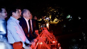 Chùm ảnh: Thủ tướng Đức Olaf Scholz cùng Thủ tướng Phạm Minh Chính dạo bộ đêm Hồ Gươm