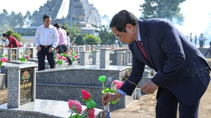Chùm ảnh: Thủ tướng dâng hương tưởng niệm các anh hùng, liệt sĩ, thăm các gia đình chính sách
