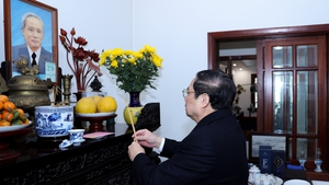 Thủ tướng d&#226;ng hương cố Thủ tướng Phạm Văn Đồng v&#224; Đại tướng V&#245; Nguy&#234;n Gi&#225;p