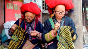 Phụ nữ vùng cao tâm huyết giữ nghề truyền thống