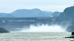 Mở một cửa xả đáy hồ thủy điện Hòa Bình