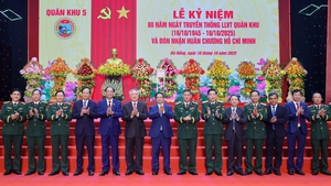 Qu&#226;n khu 5 đ&#243;n nhận Hu&#226;n chương Hồ Ch&#237; Minh