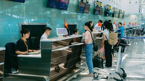 Nhiều sân bay khu vực miền Trung ảnh hưởng trực tiếp bão số 12