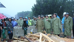 Ph&#243; Thủ tướng Trần Hồng H&#224; kiểm tra c&#244;ng t&#225;c khắc phục sạt lở tr&#234;n tuyến cao tốc La Sơn – H&#242;a Li&#234;n