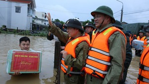 Ph&#243; Thủ tướng Trần Hồng H&#224; thăm hỏi, động vi&#234;n người d&#226;n bị c&#244; lập trong v&#249;ng lũ ở Đ&#224; Nẵng