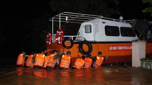Lực lượng chức năng TP. Đ&#224; Nẵng xuy&#234;n đ&#234;m h&#224;nh qu&#226;n ứng cứu 60 hộ d&#226;n