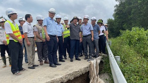 Ph&#243; Thủ tướng Trần Hồng H&#224; chỉ đạo khắc phục dứt điểm sạt lở, nứt mặt đường cao tốc La Sơn - Ho&#224; Li&#234;n 