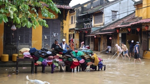 Chùm ảnh: Khắc phục hậu quả mưa lũ lịch sử tại Hội An