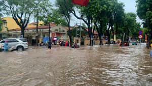 Hà Nội khuyến khích người dân làm việc trực tuyến trong thời điểm bão 11 đổ bộ