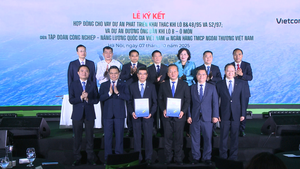 Ph&#243; Thủ tướng Hồ Đức Phớc dự Lễ k&#253; kết hợp đồng t&#237;n dụng trị gi&#225; hơn 1 tỷ USD 