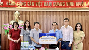 B&#225;o điện tử Ch&#237;nh phủ v&#224; Amway Việt Nam chung tay gi&#250;p người d&#226;n sau b&#227;o số 10