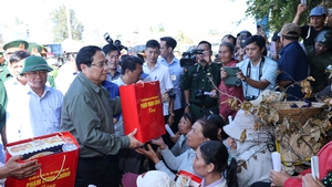 Thủ tướng thăm, tặng qu&#224; 26 hộ d&#226;n bị ảnh hưởng triều cường, thiệt hại tại x&#227; Đề Gi