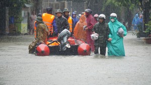 Huế bước v&#224;o đợt lũ thứ tư li&#234;n tiếp, nhiều tuyến đường ngập lụt