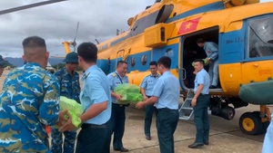 Trung đo&#224;n 917 huy động trực thăng cứu trợ đồng b&#224;o miền Trung